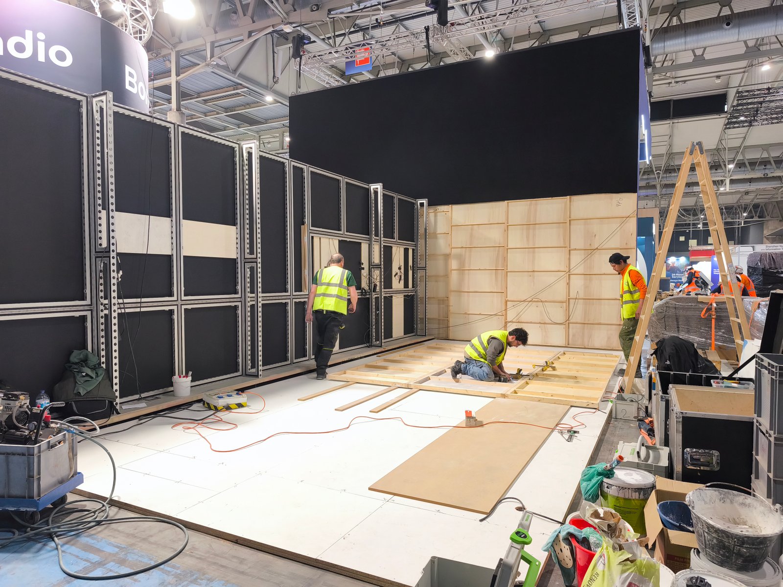 Equipo montando stand en feria